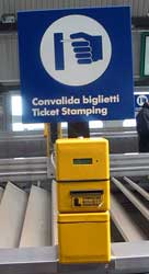 Entwerten nicht vergessen! Sonst ist die Fahrkarte ungültig. Anders als in Deutschland gilt dies auch für die italienische Bahn.
