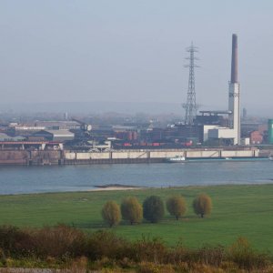 Duisburg auf der Halde Industriekulisse am Rhein