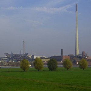 Duisburg auf der Halde Industriekulisse am Rhein