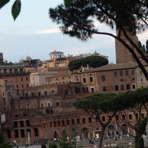 Blick vom Kapitol auf die Trajansmrkte und Torre delle Milizie