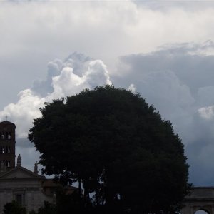 Dunkle Wolken ziehen auf