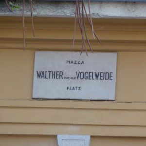 Bozen - Piazza Walther - Grabstein für Walther