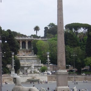 Obelisk auf der Piazza del Popolo mit Pincio